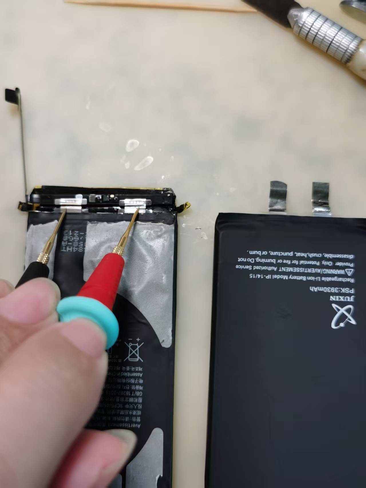 苹果12 自己换电池 搞定，比以前耐用多了