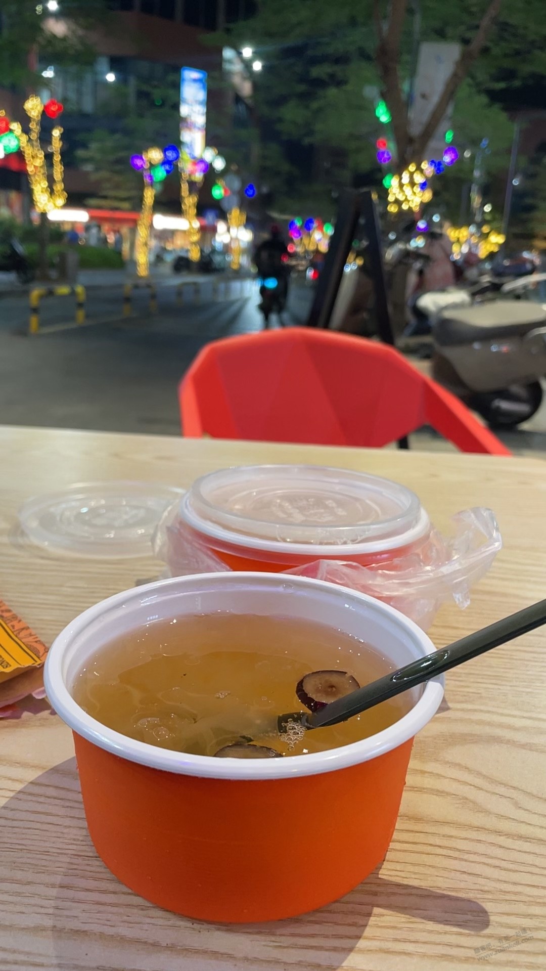 免费 银耳莲子枸杞羹 晚上散步搞两碗