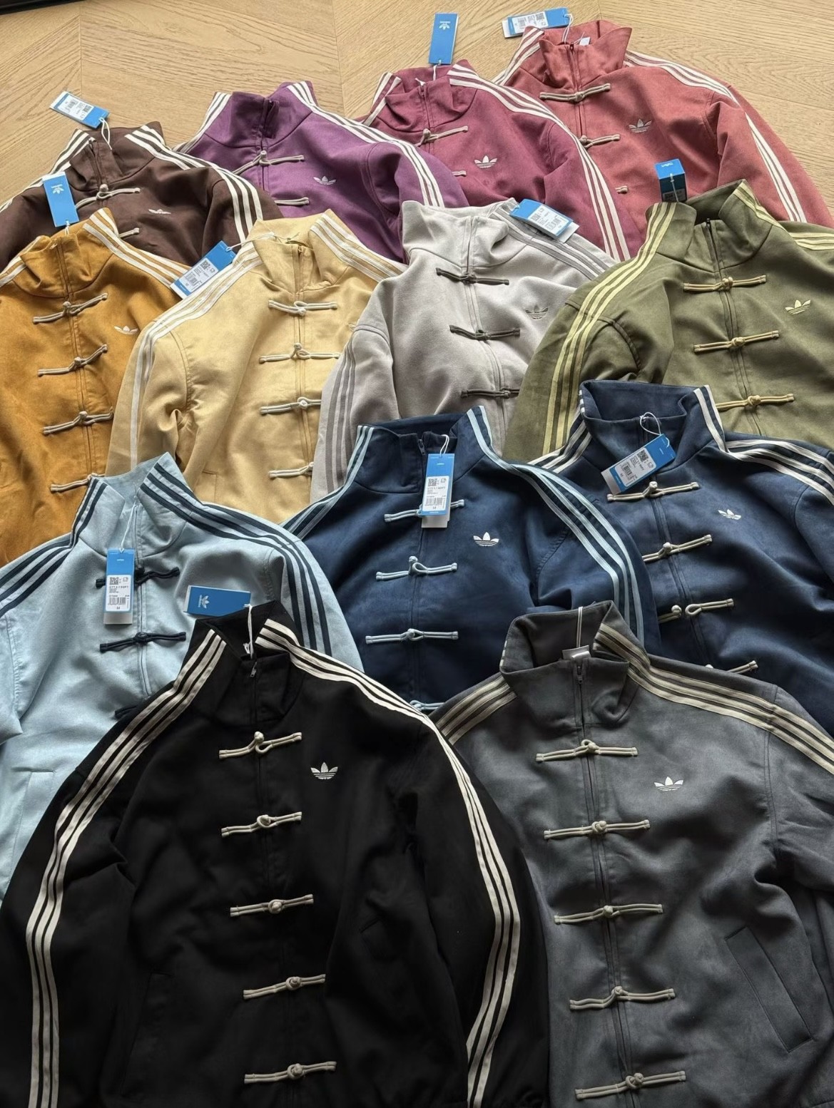 听说三叶草的这款衣服巨火，老外到处找