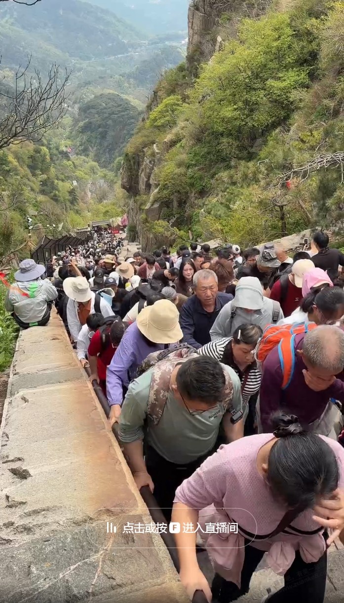 刚睡醒...外面都是人山人海吗