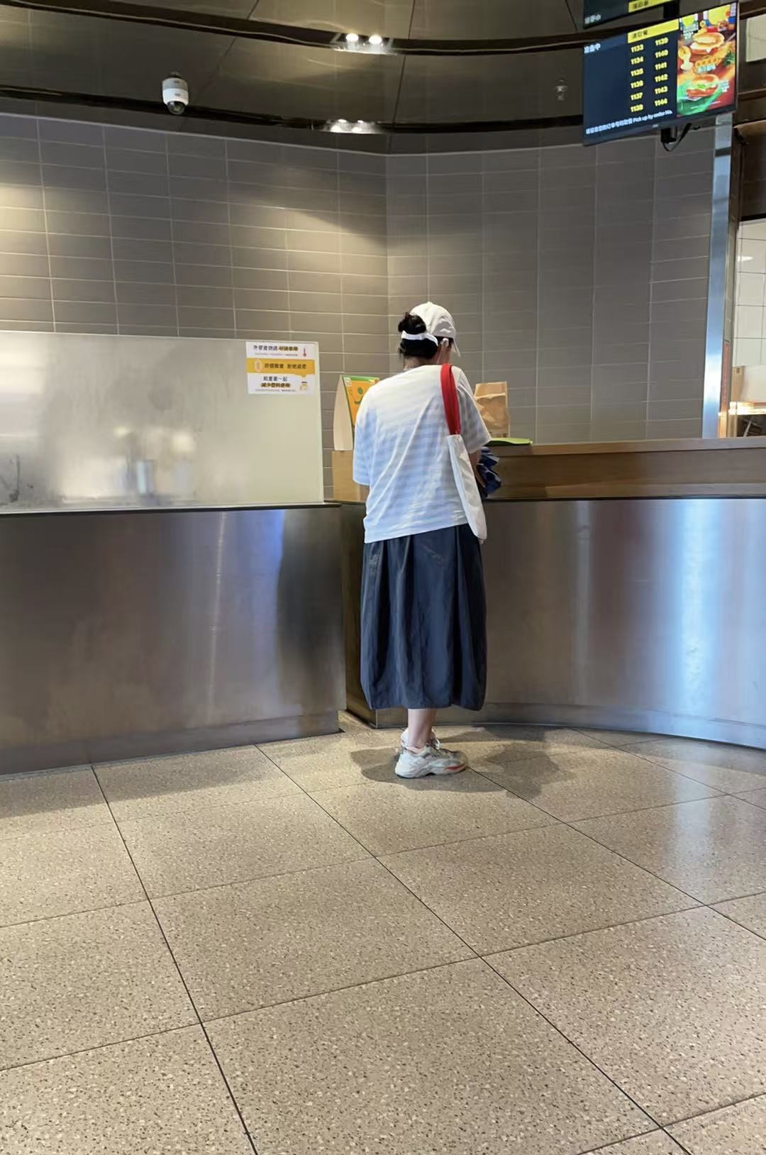 刚麦当劳，拿免费板烧鸡腿堡 回来