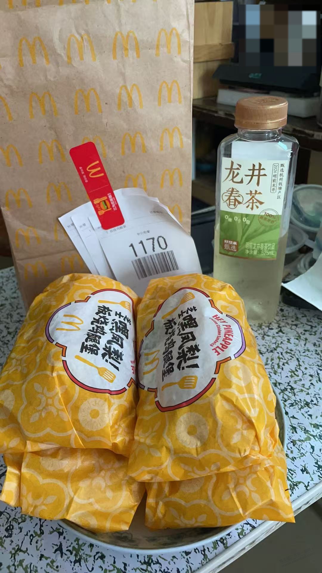 刚麦当劳，拿免费板烧鸡腿堡 回来