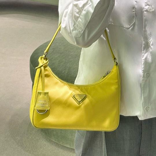 买单｜【拼单】奥莱prada hobo尼龙包，2000和2005款都有，6500四件7折后4550（好看颜色不多）