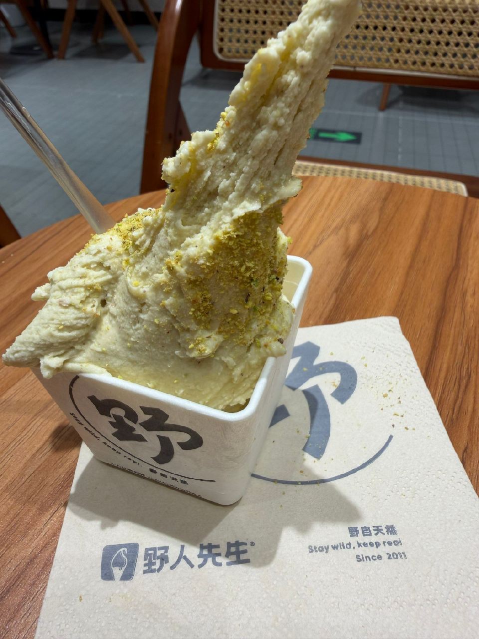 提醒一下 野人先生 冰淇淋杯不能吃 超哥前几天 吃了一点 感觉挺有口感的 然后特意搜了一下 发现是纸...